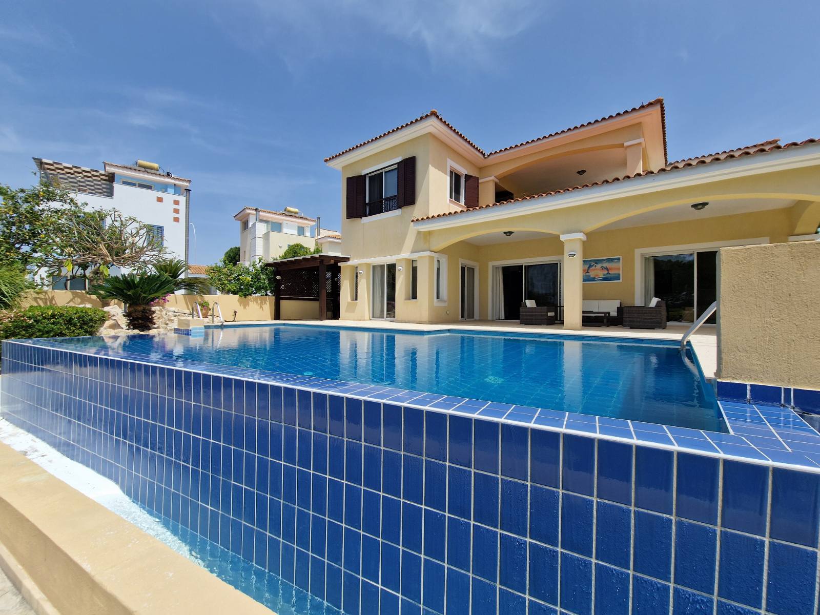 Five-bedroom luxury villa with swimming pool &#8211; Ref. SUN1508