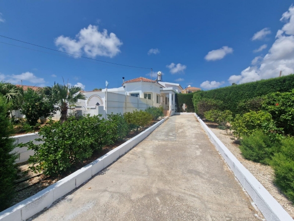 Three-bedroom Bangalow with swimming pool – Ref. SUN1518