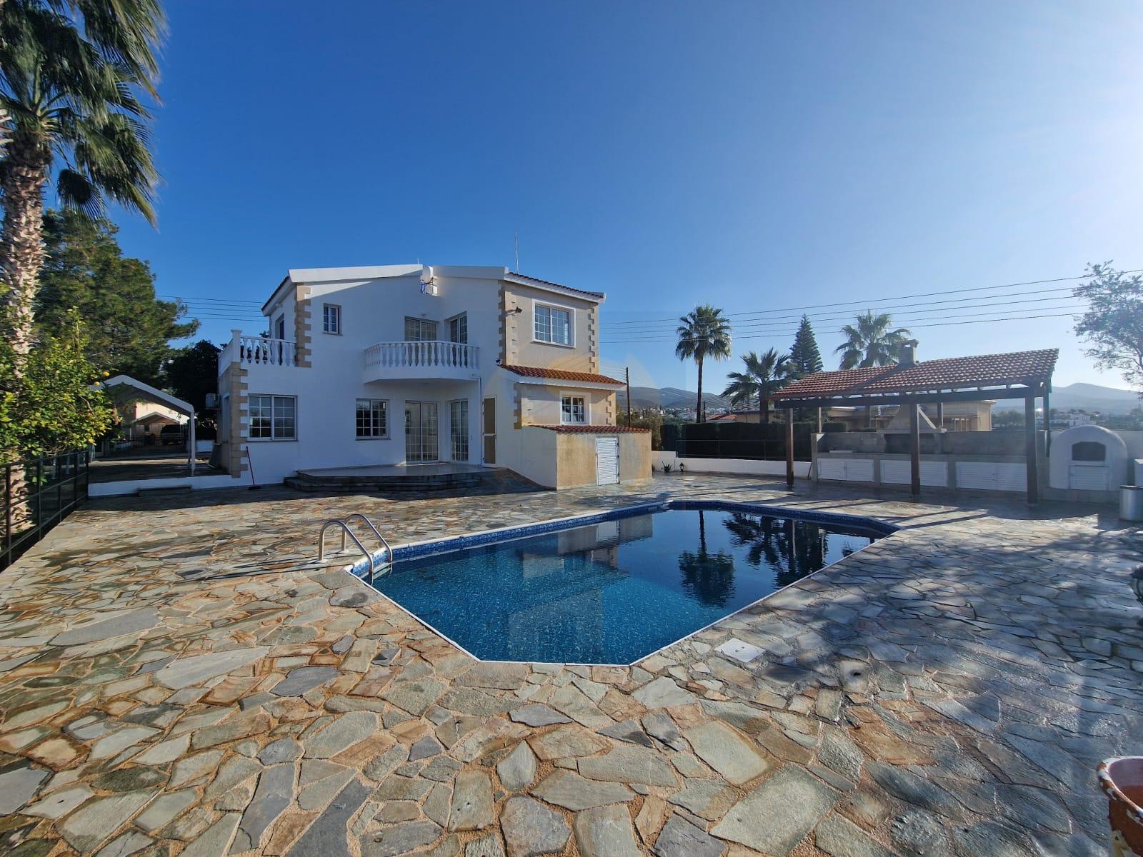 1 Three bedroom villa with swimming pool – Ref. SUN1540
