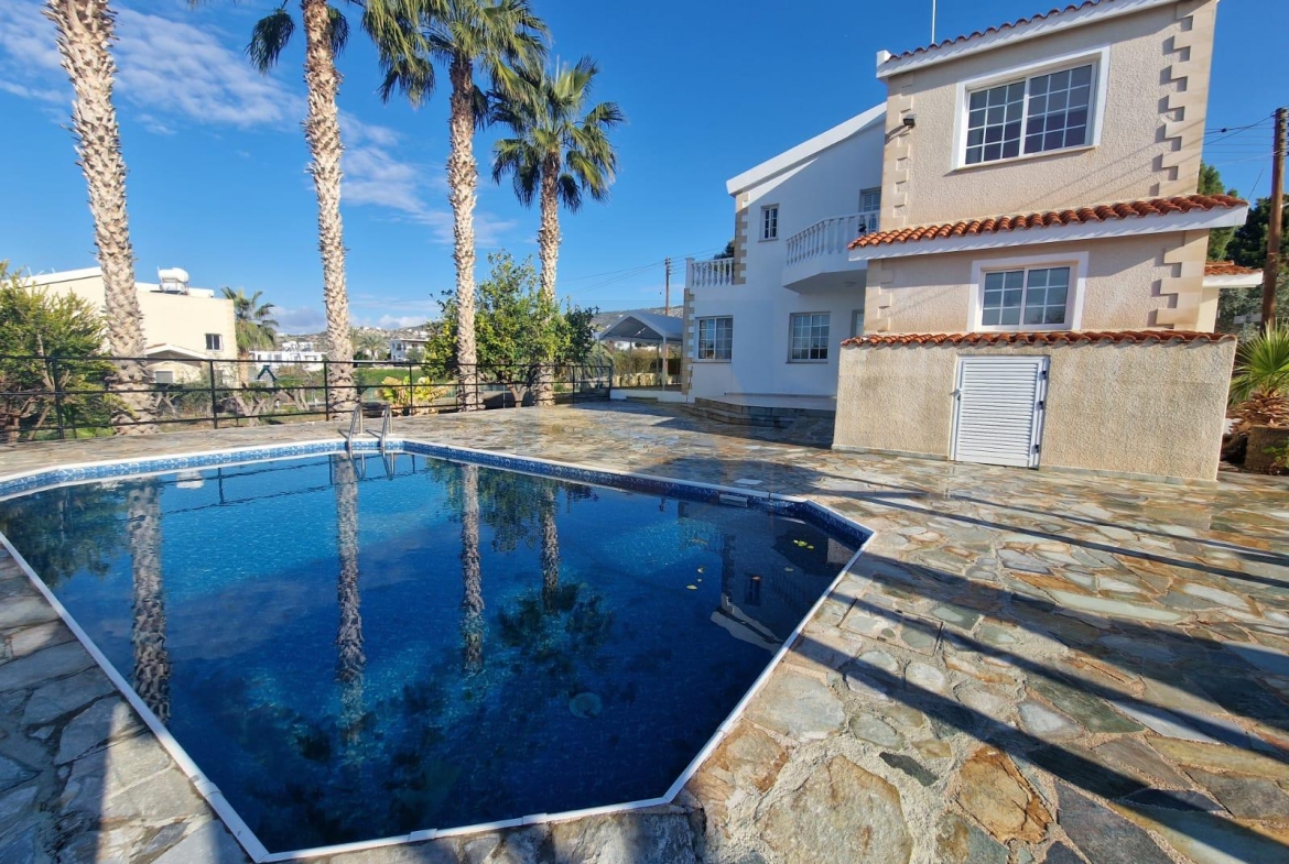 Three bedroom villa with swimming pool – Ref. SUN1540
