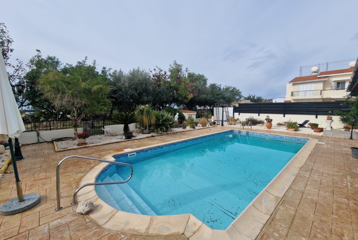 Four Bedroom Bungalow with Swimming Pool – Ref. SUN1576