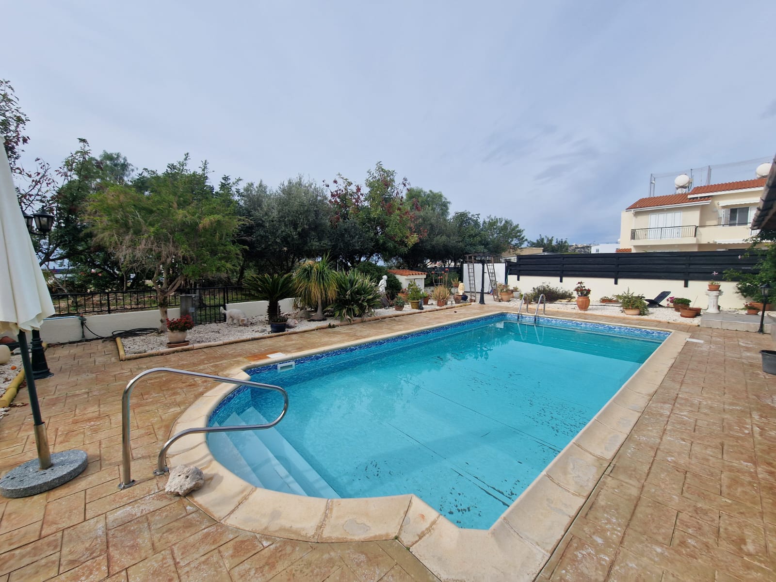 8 Four Bedroom Bungalow with Swimming Pool – Ref. SUN1576