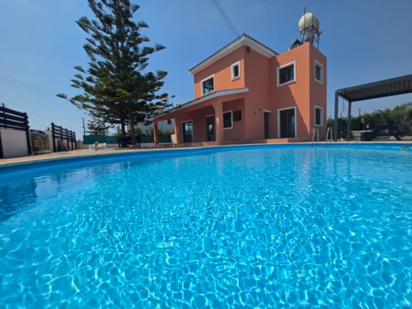 Three Bedroom Villa with Swimming Pool – Ref. SUN1588