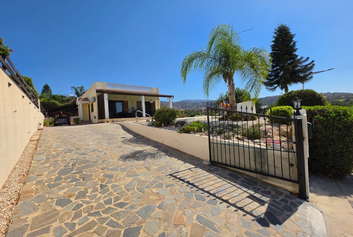 Three Bedroom Bungalow with swimming pool – Ref. SUN1589