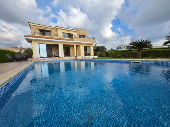 Four Bedroom villa with a swimming pool by the coast line Ref. SUN1591