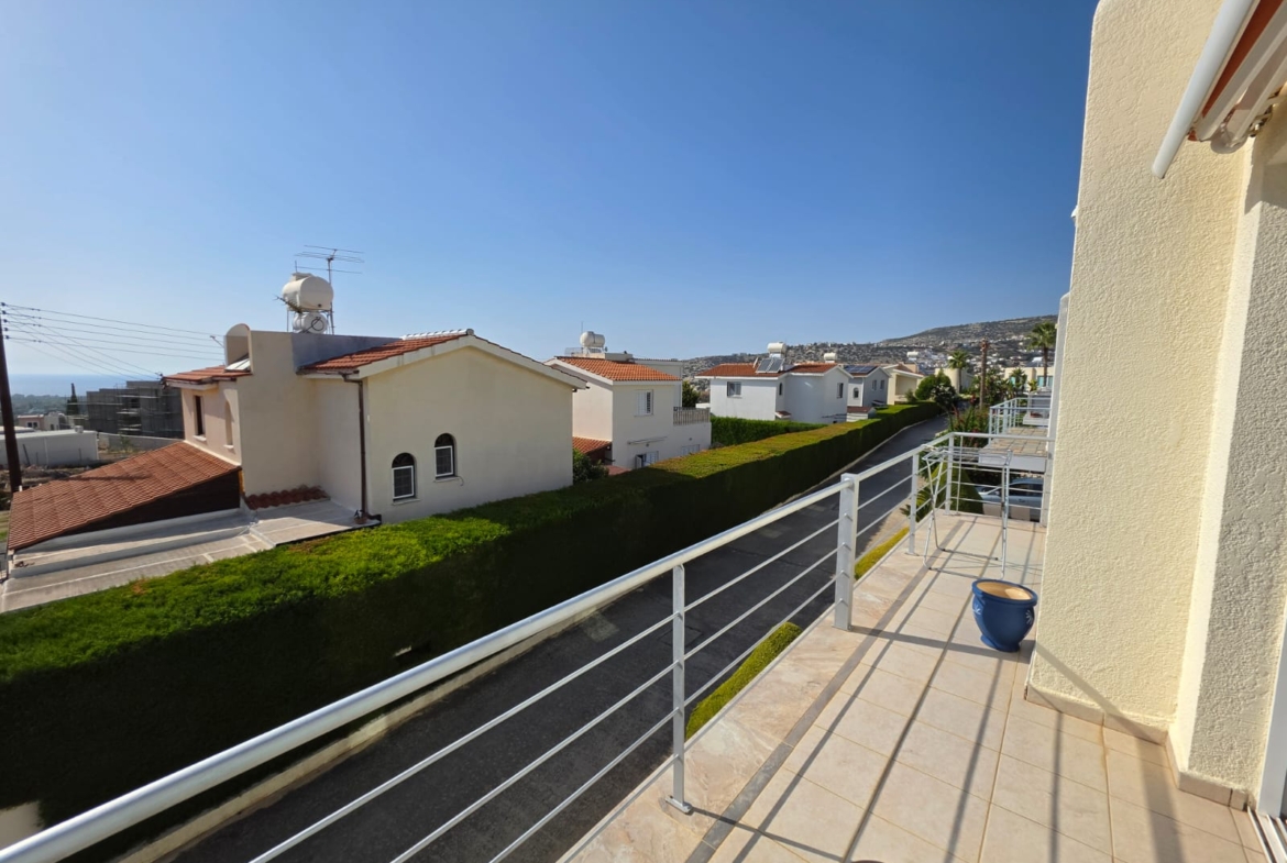 Two Bedroom Apartment with Roof Garden – Ref. SUN1590